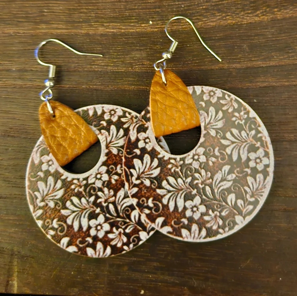 Wooden earrings with flower pattern - Picture 2 of 2